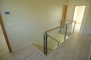 Ühetala trepp, tammest astmetega.