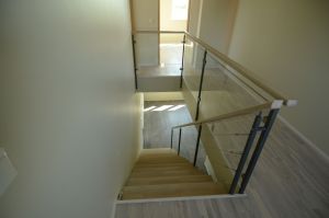 Ühetala trepp, tammest astmetega.