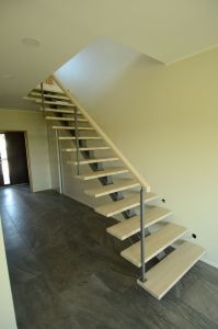 Ühetala trepp. Tala 100x150 mm, astmed sõrmjätkatud tamme liimpuidust.