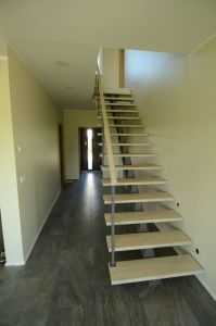 Ühetala trepp, tammest astmetega.