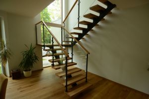 U-kujuline ühetala metalltrepp.