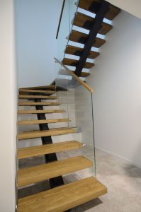 U-kujuline ühetala metalltrepp.