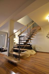 Ühetala trepp. Tala 100x150 mm, astmed tamme liimpuidust