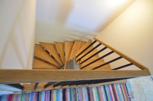 Metalltrepp tamme liimpuidust astmetega