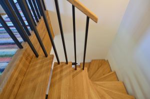 Metalltrepp tamme liimpuidust astmetega