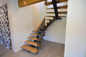 ühetala trepp, tala 100x150 mm, astmed tamme liimpuidust