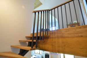 Metalltrepp tamme liimpuidust astmetega