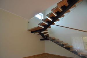 Metalltrepp, tammest astmetega.