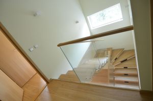 Metalltrepp, tammest astmetega.