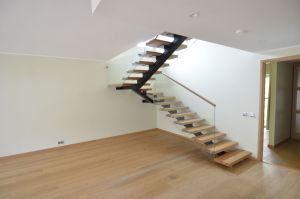 Ühetala trepp, tammest astmetega