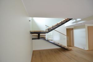 Metalltrepp, tammest astmetega.