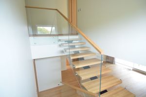 Metalltrepp, tammest astmetega.