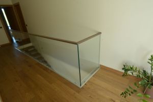 Ühetala metalltrepp, tammest astmetega.