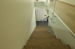 Ühetala metalltrepp, tammest astmetega.