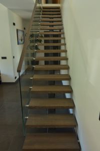 Ühetala metalltrepp, tammest astmetega.