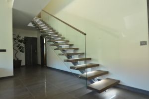 Ühetala metalltrepp, tammest astmetega.