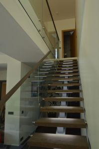 Ühetala metalltrepp, tammest astmetega.