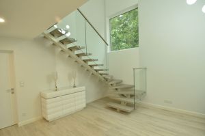 Ühetala u-trepp, astmed tamme liimpuidust paksusega  57mm