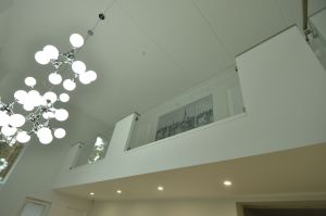 Metalltrepp tamme liimpuidust astmetaga.