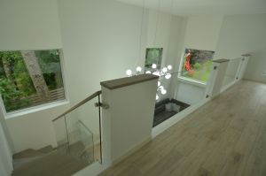 Metalltrepp tamme liimpuidust astmetaga.