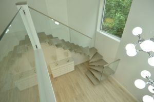 Metalltrepp tamme liimpuidust astmetaga.