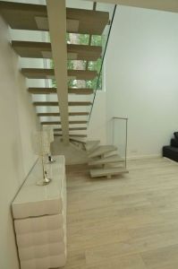 Metalltrepp tamme liimpuidust astmetaga.