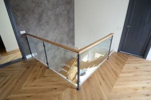 Metalltrepp, tammest astmetega.