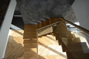 Metalltrepp, tammest astmetega.