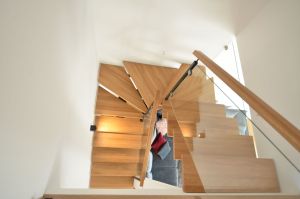 Metalltrepp, tamme liimpuidust astmetega.