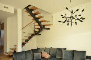 Ühetala u-trepp tamme liimpuidust astmetega