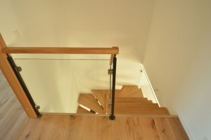 Metalltrepp, tamme liimpuidust astmetega.