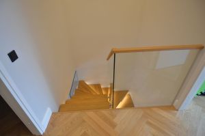 Metalltrepp, tammest astmetega.