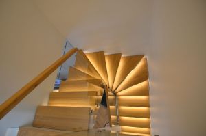 Metalltrepp, tammest astmetega.