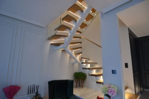 Metalltrepp, tammest astmetega.