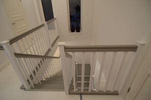 Värvitud põsepuudega trepp.