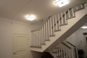 Värvitud põsepuudega trepp, astmed tamme liimpuidust õlitatud halli õliga.