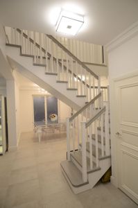 Värvitud põsepuudega trepp.