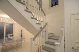 Värvitud põsepuudega trepp.